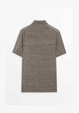 Kortærmet, gråmeleret striktrøje med mockneck-krave, vist fladt bagfra på hvid baggrund.