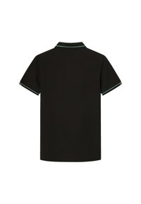 Čierna polokošeľa s krátkym rukávom a zelenými pruhmi na golieri a manžetách rukávov, zobrazená zozadu na bielom pozadí.