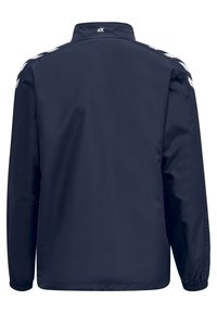 Marinblå jacka med hög krage, elastiska ärmslut och vita accentstripes på axlarna. Slät textur, lättviktsmaterial.