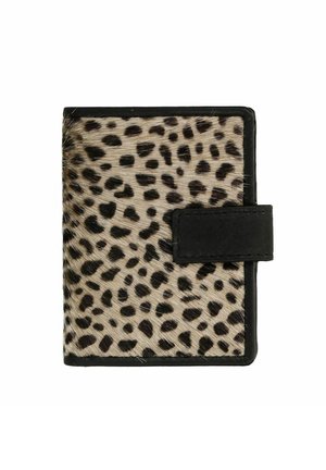 Leopardprint portemonnee met een zachte vacht textuur, rechthoekige vorm en zwarte leren accenten met een veilige flapsluiting.