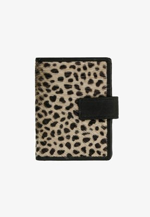 Leopardprint portemonnee met een zachte vacht textuur, rechthoekige vorm en zwarte leren accenten met een veilige flapsluiting.
