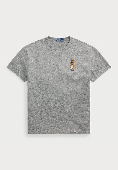 Siva bombažna T-maica z okroglo ovratnikom, kratkimi rokavi in grafiko medveda z vezenjem "Polo" na levem prsnem delu.
