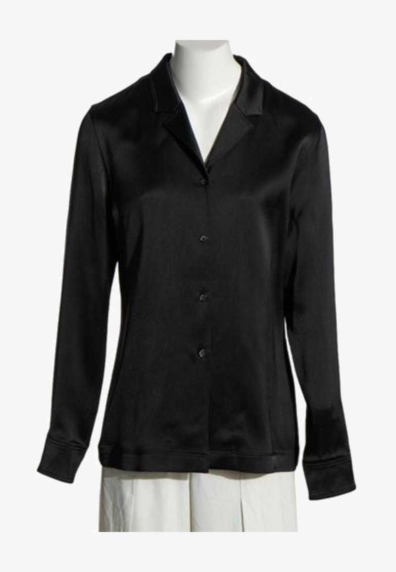 Blouse en satin noire à manches longues avec col et boutons sur le devant, présentée sur un buste de mannequin blanc.