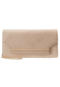 Clutch in finta suede beige con un accento in barra metallica dorata, design con pattina pieghevole e tracolla. Texture liscia e forma rettangolare.