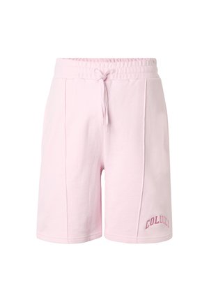Jasnoróżowe szorty o średniej długości z elastycznym pasem, sznurkiem do wiązania, bocznymi szwami oraz haftem "COLUCCI" na dolnej lewej nogawce.