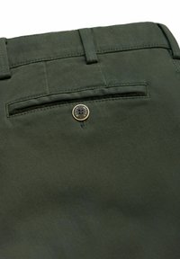 Pantaloni verde oliva con tasca posteriore dotata di un bottone dorato, texture liscia e dettagli di cucitura lungo i bordi della tasca.