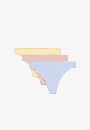 Tres bragas tanga sin costuras en azul pastel, rosa y amarillo apiladas sobre un fondo blanco.