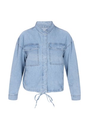 Jachetă din denim albastru deschis cu guler mandarin, două buzunare frontale și un șnur la talie. Prezintă mâneci lungi și o croială lejeră.