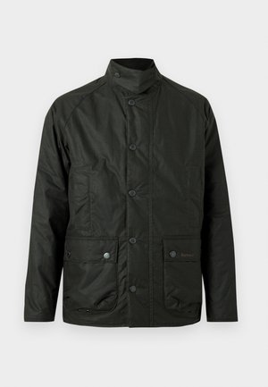 Casaco leve cor verde-escuro com gola alta, fechos de pressão, dois bolsos frontais e tecido texturizado subtil. Acentuado com o logótipo da marca.