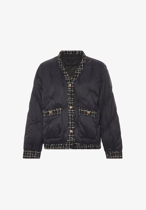 Sötétkék puffertakó, steppelt dizájnnal, fekete-fehér tweed díszítéssel, arany gombos záródással és két elülső zsebbel.