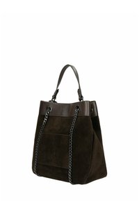 Bruine suède schoudertas met leren accenten, voorzien van een gestructureerde bovenrand, kettinghengsels en een enkele voorkantzak.