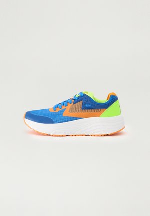 Scarpa sportiva di un blu brillante con accenti arancioni e verde neon. Presenta una tomaia in rete per la traspirabilità, suola ammortizzata e un motivo testurizzato.