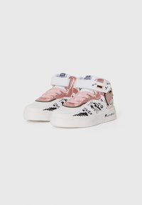 Baskets mid-top en cuir blanc, avec des accents métalliques roses, des designs graphiques noirs et une fermeture à bande Velcro. Dotées d'une semelle en caoutchouc texturé.