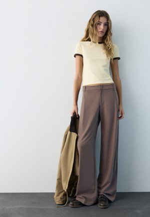 PULL&BEAR TAILORED WITH DARTS - Trousers - brown