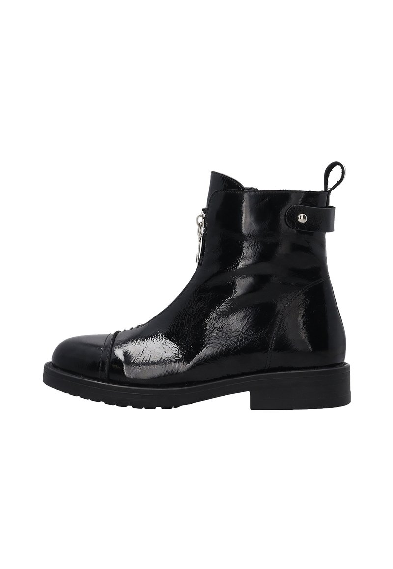 Zwarte gepatineerde leren enkelbooties met een ronde neus, zijrits en een strap accent. Chunky zool en textuurafwerking voor grip.