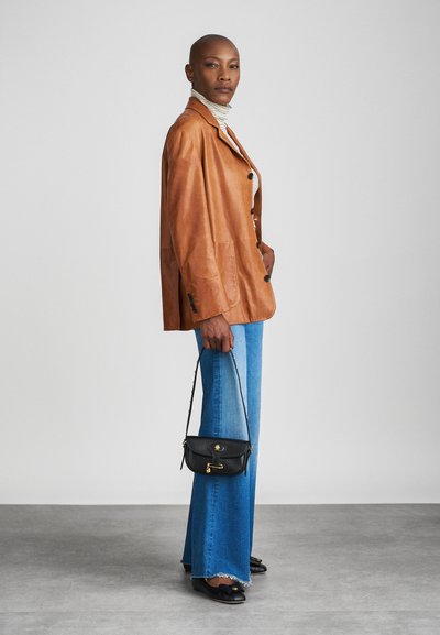 Ταίριασμα από μια oversized δερμάτινη σακάκι σε ταμπά χρώμα με κουμπιά μπροστά, συνδυασμένο με ανοιχτό μπλε τζιν φιόγκος. Μαύρη τσάντα ώμου με μεταλλικές λεπτομέρειες. Λείες υφές.