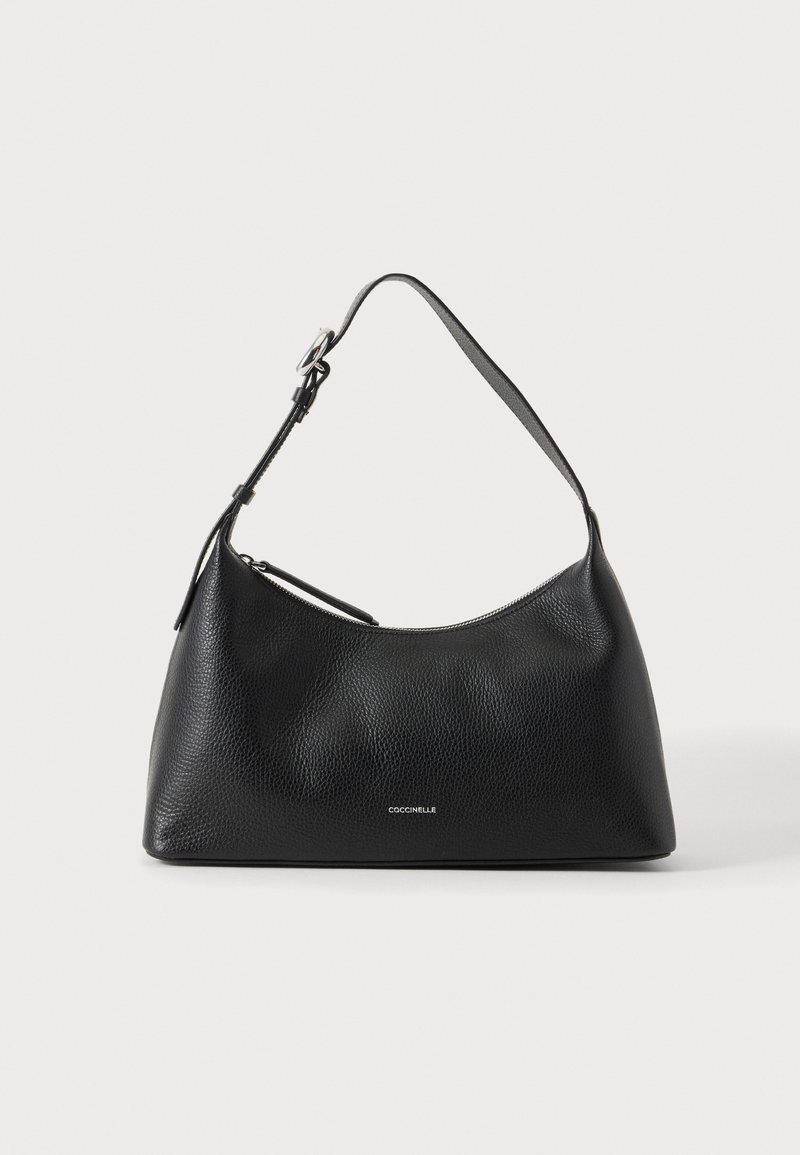 Sac à épaule en cuir noir texturé avec bandoulière réglable et fermeture éclair argentée, marqué d'un petit logo blanc "Coccinelle" à l'avant.