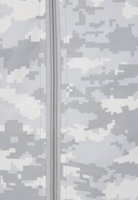 Gråt camouflage-mønstret stof med forskellige nuancer af grå og hvid, med en central lynlås og glat tekstur.