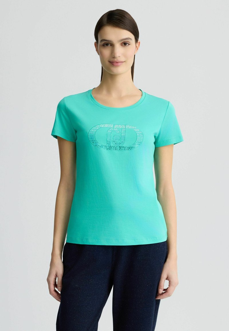 Turquoise korte mouwen t-shirt van zachte katoen, met een ronde hals en een glanzend logo-ontwerp op de voorkant.