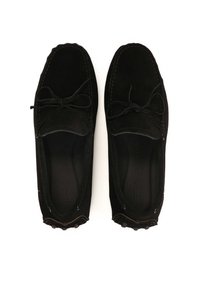 Mocasines de ante negro con diseño de cordones, parte superior texturizada, costuras contrastantes y suela de goma. Presentan un forro interior suave.