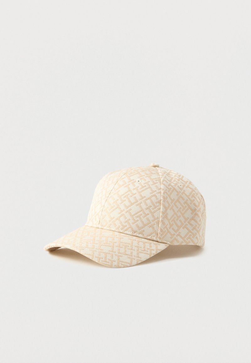 Casquette de baseball beige avec un motif géométrique ton sur ton, panneaux structurés, visière courbée et détail de bouton supérieur sur fond blanc.
