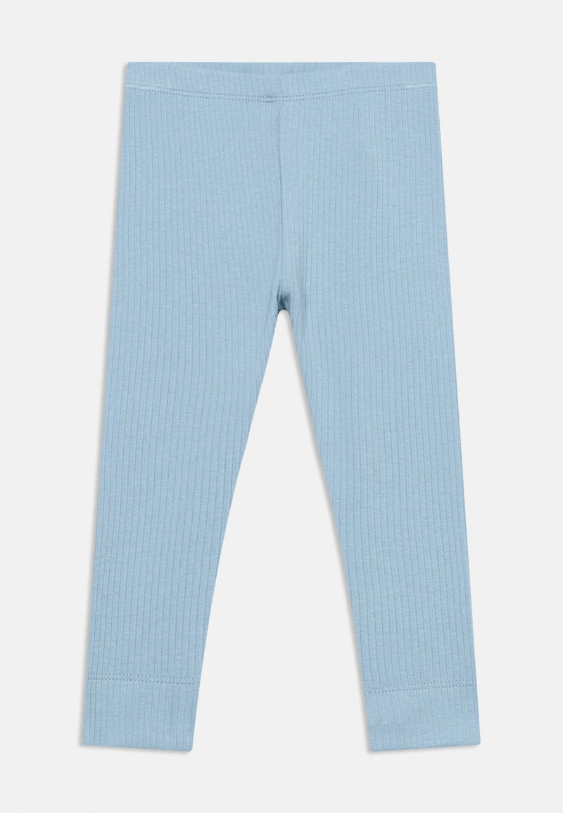 Γαλάζιες ριμπ-πλεκτές κολάν με ελαστική μέση, στενή εφαρμογή και μήκος μέχρι τον αστράγαλο, απλωμένες επίπεδα σε λευκό φόντο.