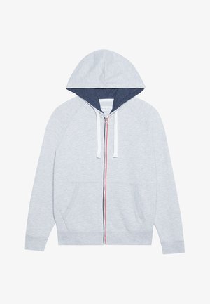Sweatshirt cinza claro com fecho éclair, capuz forrado a azul-marinho, detalhes contrastantes em vermelho e azul no fecho e dois bolsos frontais tipo patch.