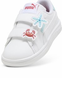 Hvit syntetisk sneakers med doble borrelåser, med design av en rød krabbe og blå sjøstjerne. Puma-logo på tungen og siden.
