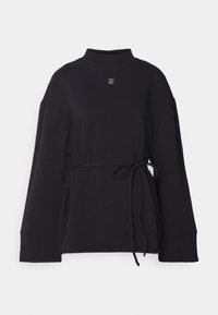 Maglione nero a maniche lunghe con collo alto e cintura integrata legata in vita, dotato di un piccolo logo quadrato sul petto.