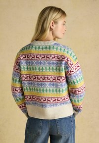 Strickpullover mit mehrfarbigen geometrischen Mustern in Rot, Grün, Gelb und Blau. Rippkragen und -manschetten, cropped Schnitt.