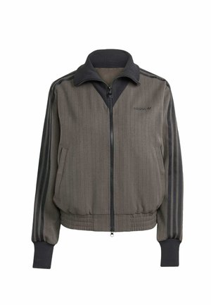 Giacca grigia con cerniera, texture a coste, collo alto, tasche laterali e accenti a strisce nere sulle maniche. Presenta un logo ricamato sul petto.