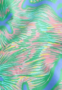 Material colorat cu modele cu desene învârtite de verde și roz, evidențiate cu accente de albastru. Textura pare netedă, cu un aspect vibrant și dinamic.