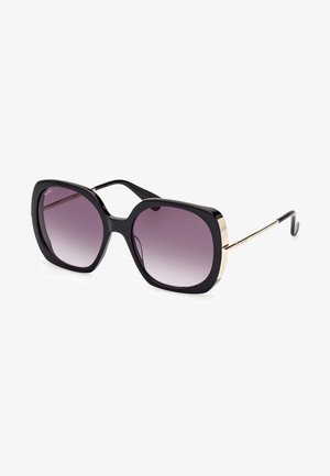 Ochelari de soare negri, supradimensionați, cu lentile graduat violet, cu rame groase din plastic negru și accente metalice de nuanță aurie pe bara de sprânceană și pe temple.