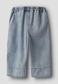 Jeans kratke hlače v svetlo modri barvi, z širokim elastičnim pasom, rahlo ohlapnim krojem in spodnjimi robovi s subtilnimi šivi.