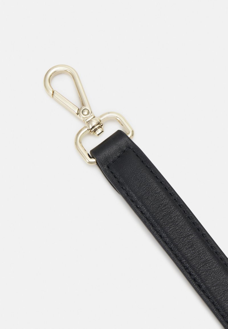 Cinturino in pelle nera con una superficie liscia, dotato di una fibbia in metallo dorato e un dettaglio hardware rettangolare. Design semplice e funzionale.