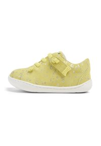 Sneaker giallo in suede con motivi circolari silver, texture morbida, lacci e suola in gomma bianca per ammortizzazione e grip.
