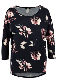 Blusa marina de estampado floral con mangas tres cuartos, con flores rosas y blancas, confeccionada en una tela suave y lisa. Escote redondo.