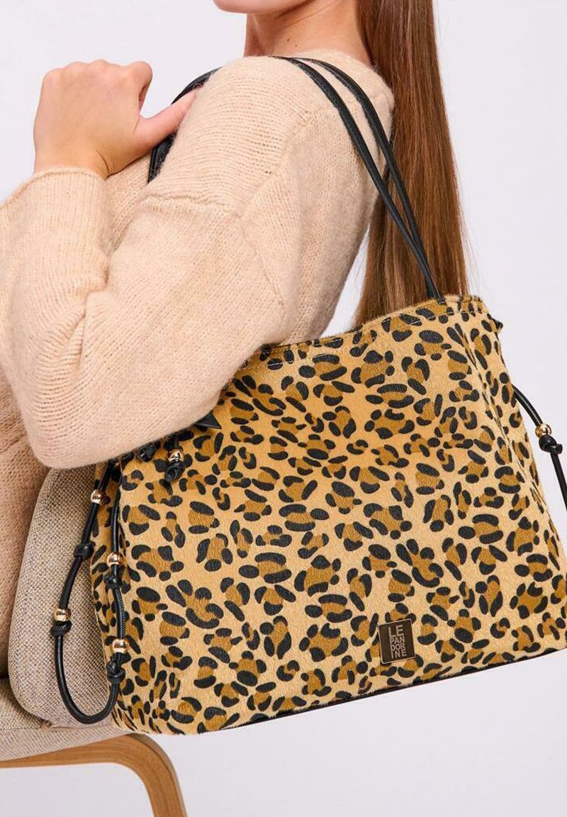 Borsa a tracolla con stampa leopardata, superficie testurizzata color tan, dettagli neri, due spallacci e un'etichetta del logo sulla parte anteriore.