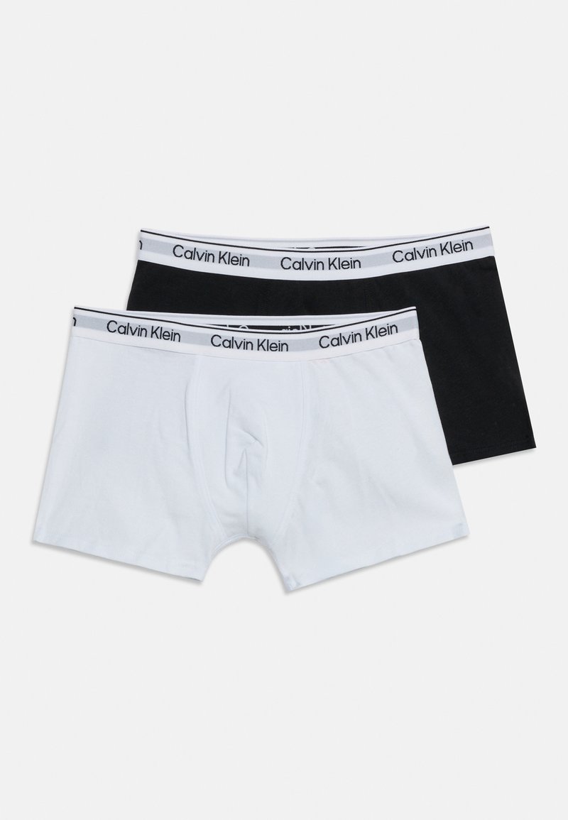 Δύο ζευγάρια ανδρικά μποξεράκια Calvin Klein, ένα μαύρο και ένα λευκό, με λευκές λωρίδες μέσης που φέρουν το λογότυπο της μάρκας.