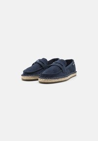 Sötétkék nubuk bőr slip-on cipők, fonott juta talppal, keresztben elhelyezett pánttal és sima, strukturált felülettel.