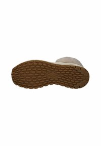 Semelle de chaussure avec un fond en caoutchouc brun texturé, présentant un motif en zigzag pour l'adhérence, et un talon renforcé pour la durabilité.