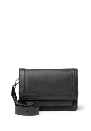 Svart läder crossbody-väska med en slät textur, klaffstängning och justerbar rem. Har rena linjer och en minimalistisk design.