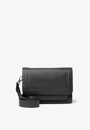 Svart läder crossbody-väska med en slät textur, klaffstängning och justerbar rem. Har rena linjer och en minimalistisk design.