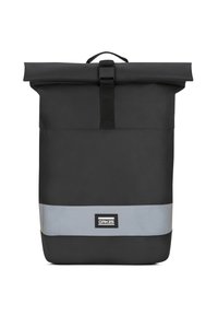 Rulltop ryggsäck i svart med en grå accentband. Tillverkad av slitstarkt material, har en handtag på toppen och justerbar rem för bärande.