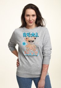 Grijze sweatshirt met lange mouwen heeft een cartoonbeerafbeelding die een zonnebril draagt, met kleurrijke tekst. Zachte stof, ontspannen pasvorm.