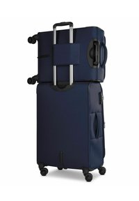 Conjunto de equipaje blando en azul marino, con dos maletas apiladas. Cuenta con un mango retráctil, múltiples ruedas y bolsillos laterales.
