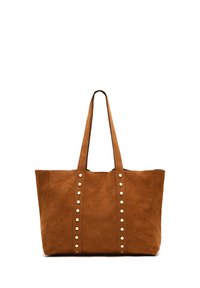 Braune Kunstwildleder-Tote-Tasche mit zwei langen Griffen, die vertikale Reihen von silberfarbenen Nieten auf der Vorderseite aufweist. Geräumiges rechteckiges Design.
