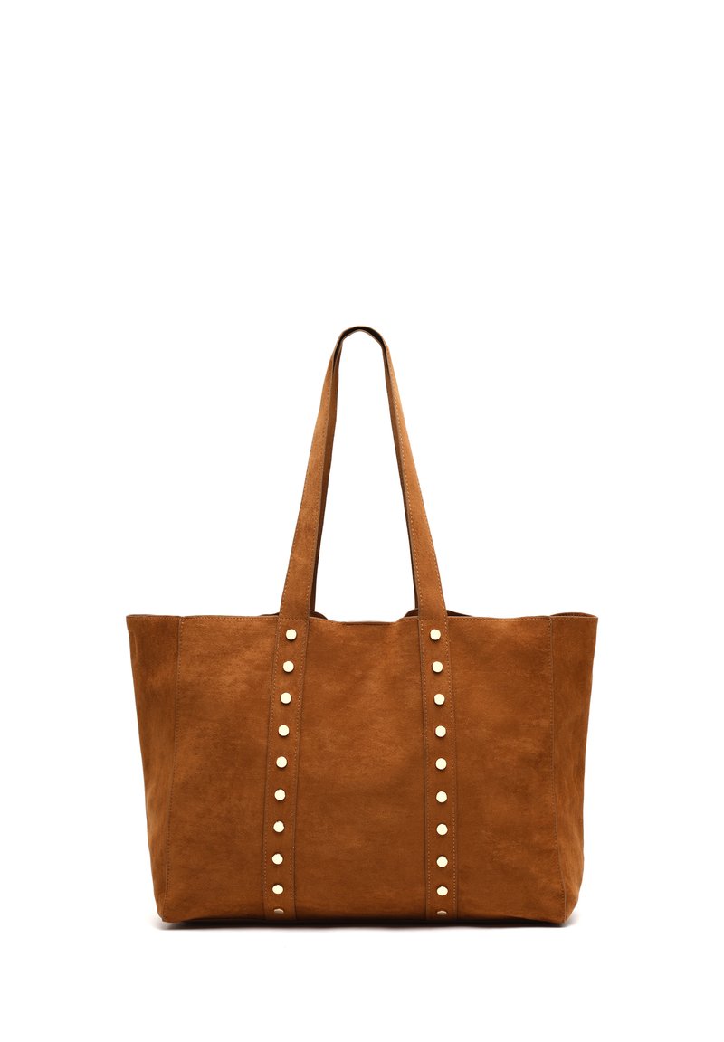 Braune Kunstwildleder-Tote-Tasche mit zwei langen Griffen, die vertikale Reihen von silberfarbenen Nieten auf der Vorderseite aufweist. Geräumiges rechteckiges Design.