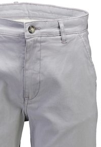 Jasnoszare bawełniane chinosy o gładkiej teksturze. Wyposażone w zapięcie na guziki, szlufki na pasek i boczne kieszenie. Widoczny szew boczny.