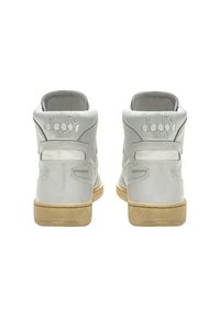 Hochschaft-Sneaker aus hellgrauem Leder mit strukturiertem Finish, ausgestattet mit einer beigefarbenen Gummisohle und besticktem Logo auf der Rückseite.